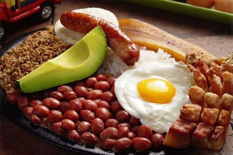 bandeja-paisa-receta-tradicional-colombiana-196-flavors